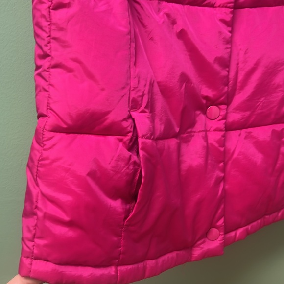 Old Navy Women’s Small magenta puffer vest with pockets like new condition - Picture 4 of 5